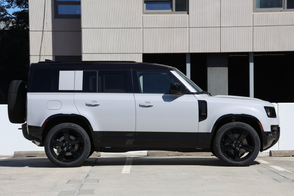 New 2026 Land Rover Defender 110 X-Dynamic SE AWD/4WD image 3