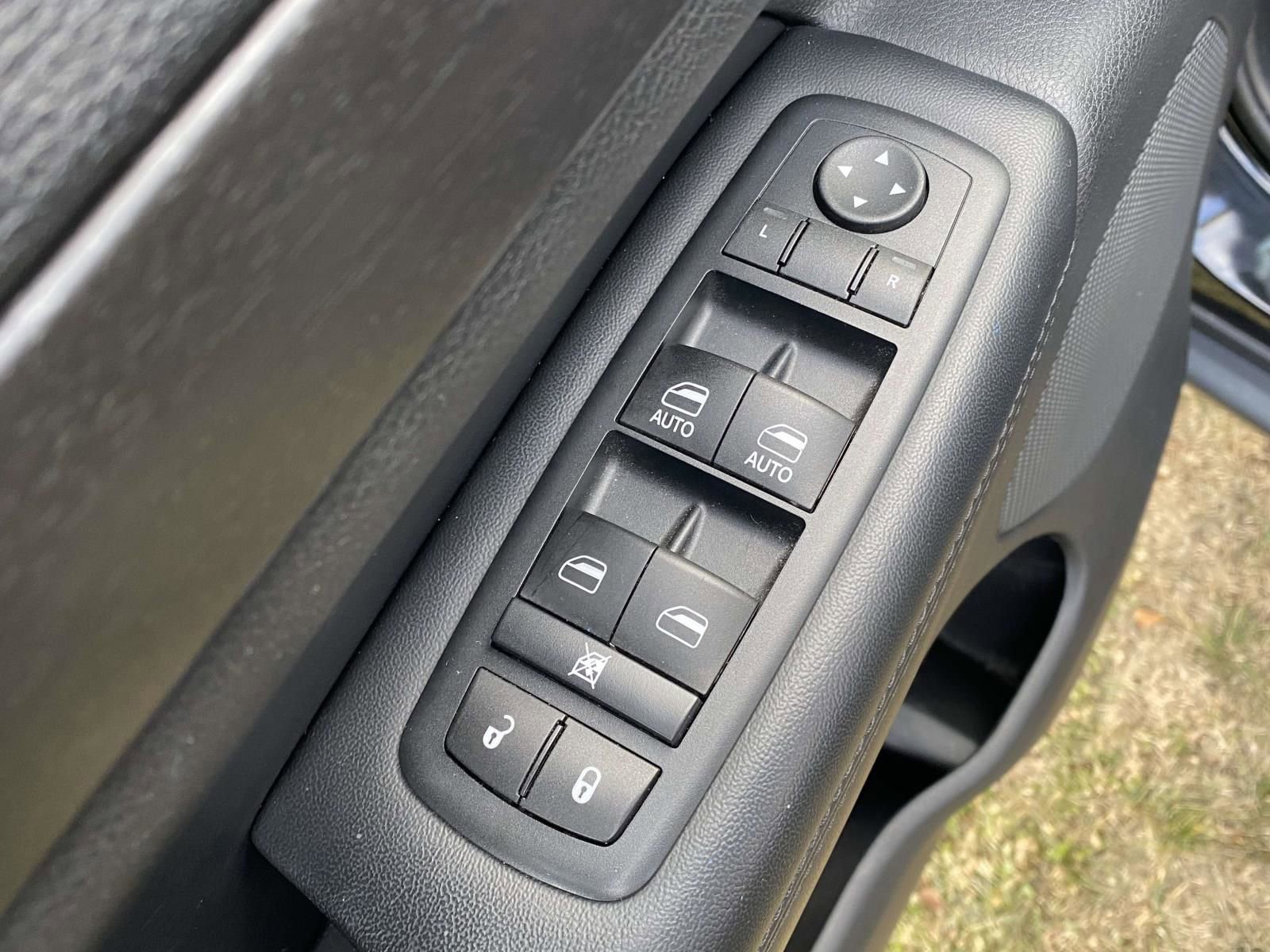 Used 2016 Jeep Grand Cherokee Laredo image 16