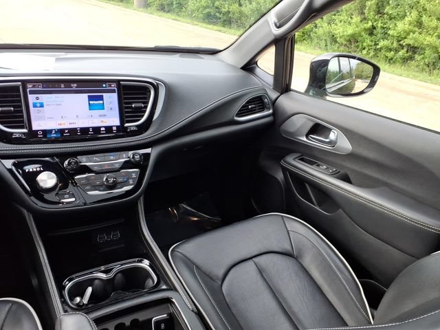 Used 2025 Chrysler Pacifica Limited FWD image 5