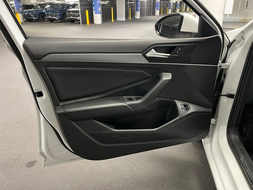 Used 2023 Volkswagen Jetta SE w/ Panoramic Sunroof Package image 17
