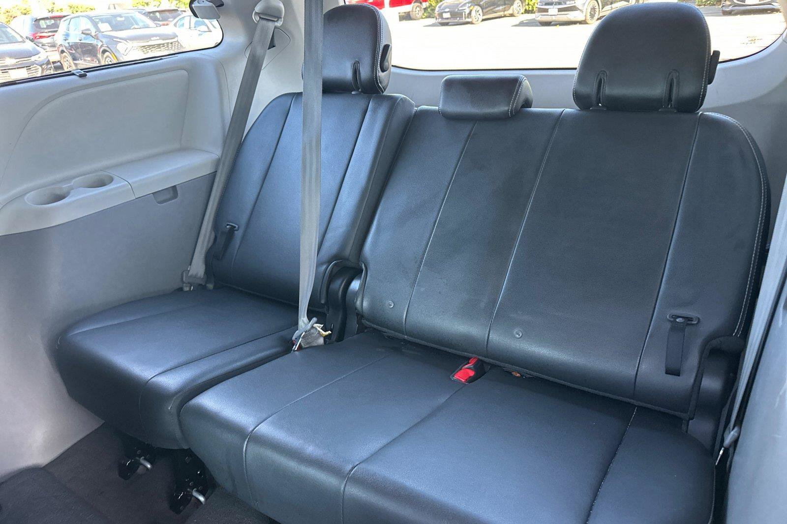 Used 2014 Toyota Sienna SE FWD image 15