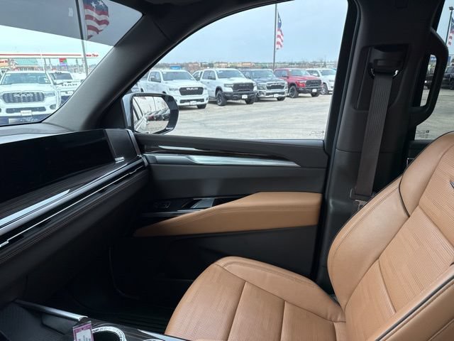 Used 2025 Cadillac Escalade Premium Luxury AWD/4WD image 33