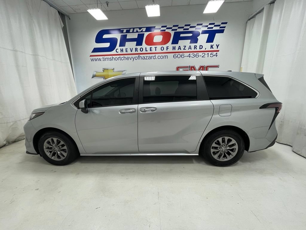 Used 2023 Toyota Sienna XLE FWD image 10