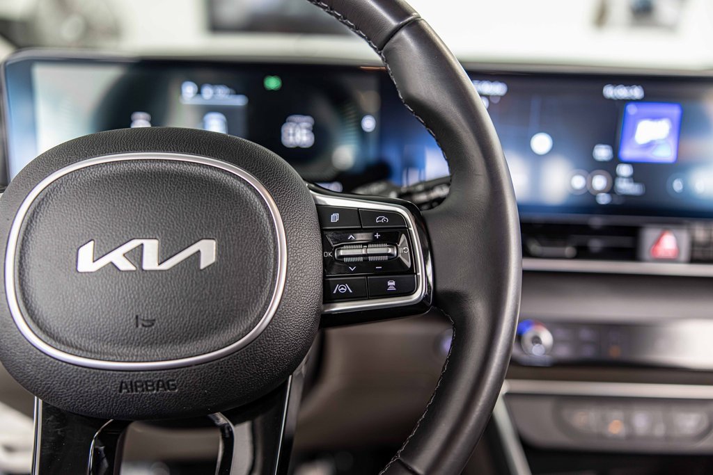 Used 2025 Kia Carnival EX image 24