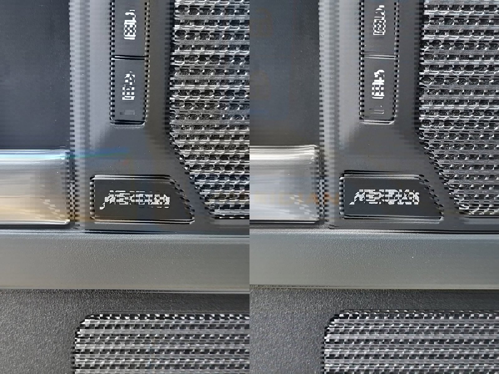 Certified 2024 Land Rover Defender 110 X-Dynamic SE image 11