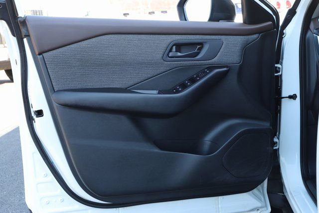 Used 2023 Nissan Rogue S image 15