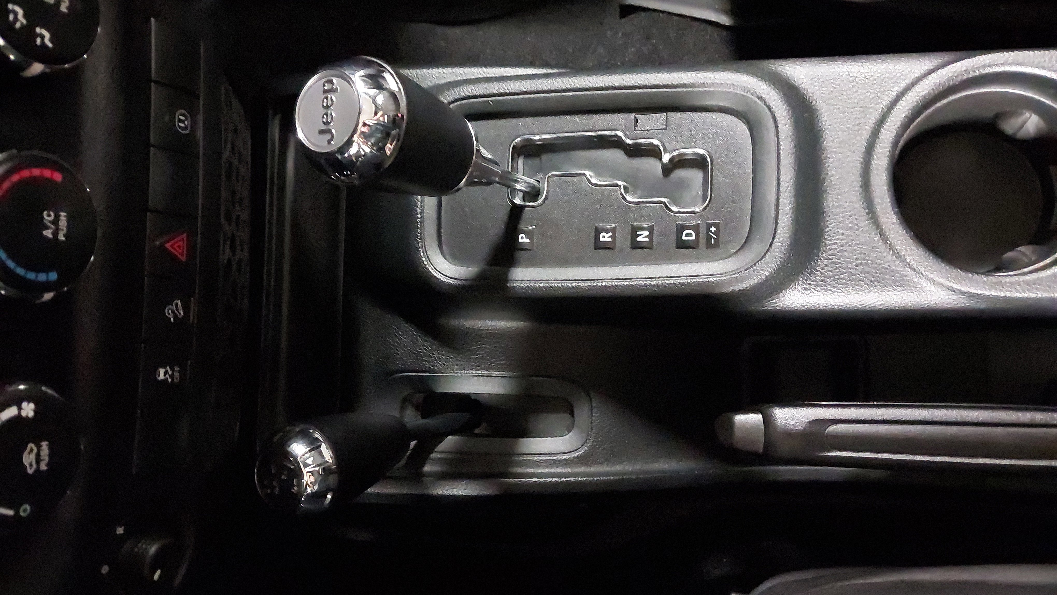 Used 2018 Jeep Wrangler Unlimited Sahara AWD/4WD image 22