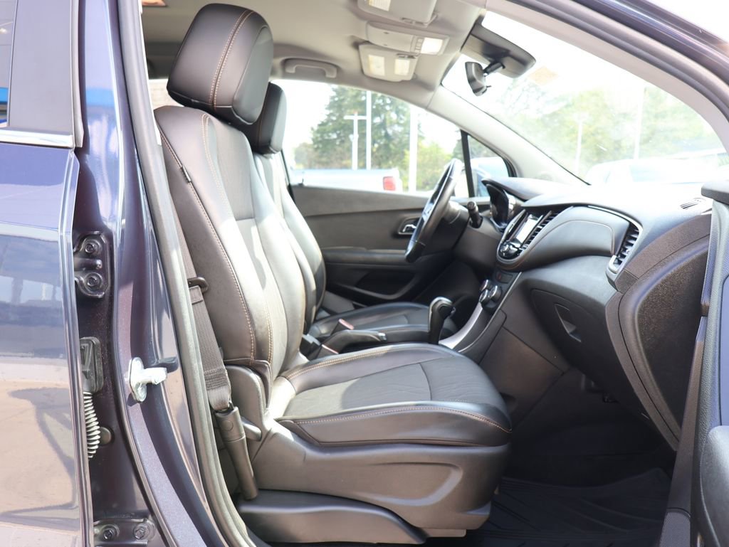 Used 2019 Chevrolet Trax LT w/ LT Convenience Package FWD image 29
