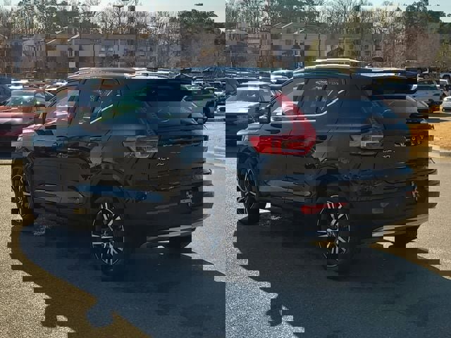 Used 2023 Volvo XC40 B5 Plus image 5