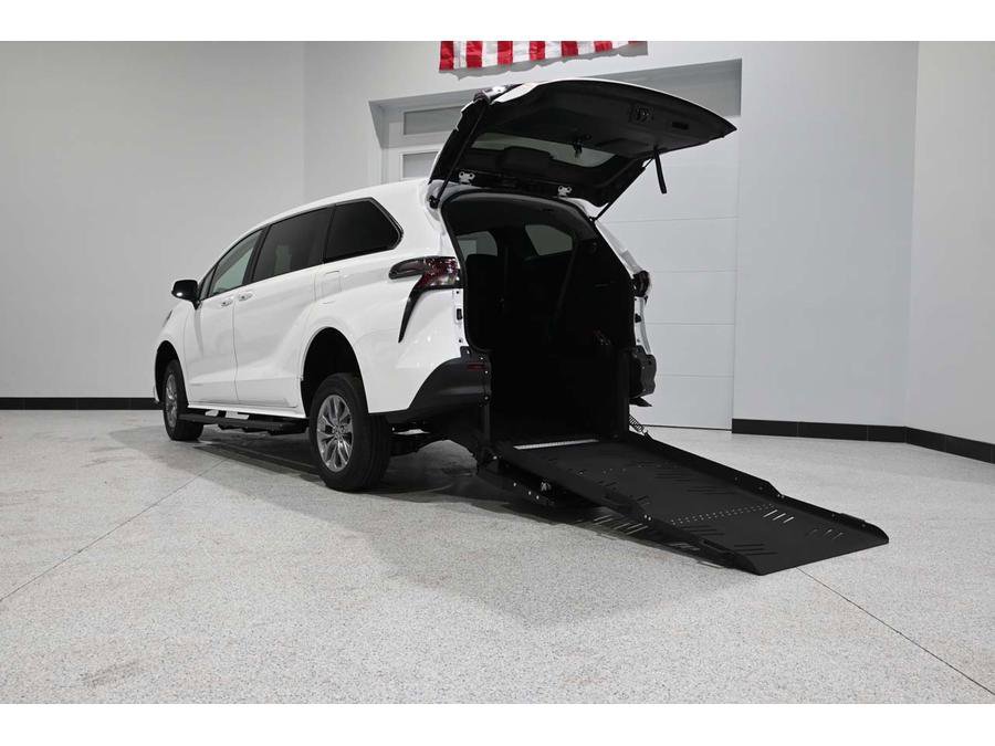 New 2025 Toyota Sienna LE image 2