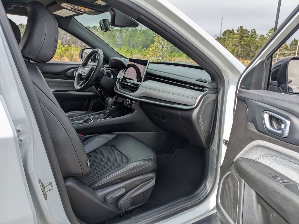 Used 2024 Jeep Compass Latitude image 36