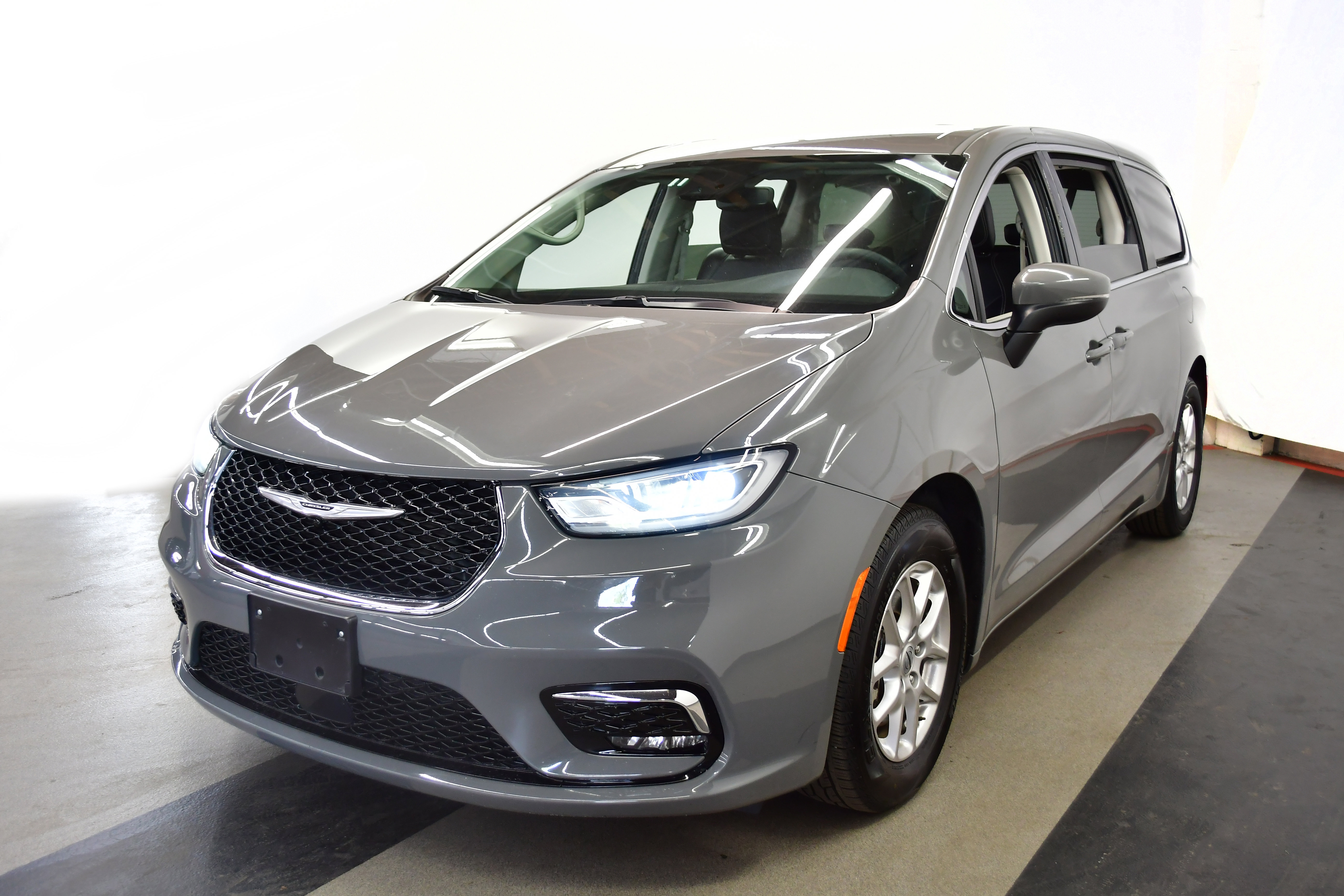 Used 2023 Chrysler Pacifica Touring-L FWD image 4