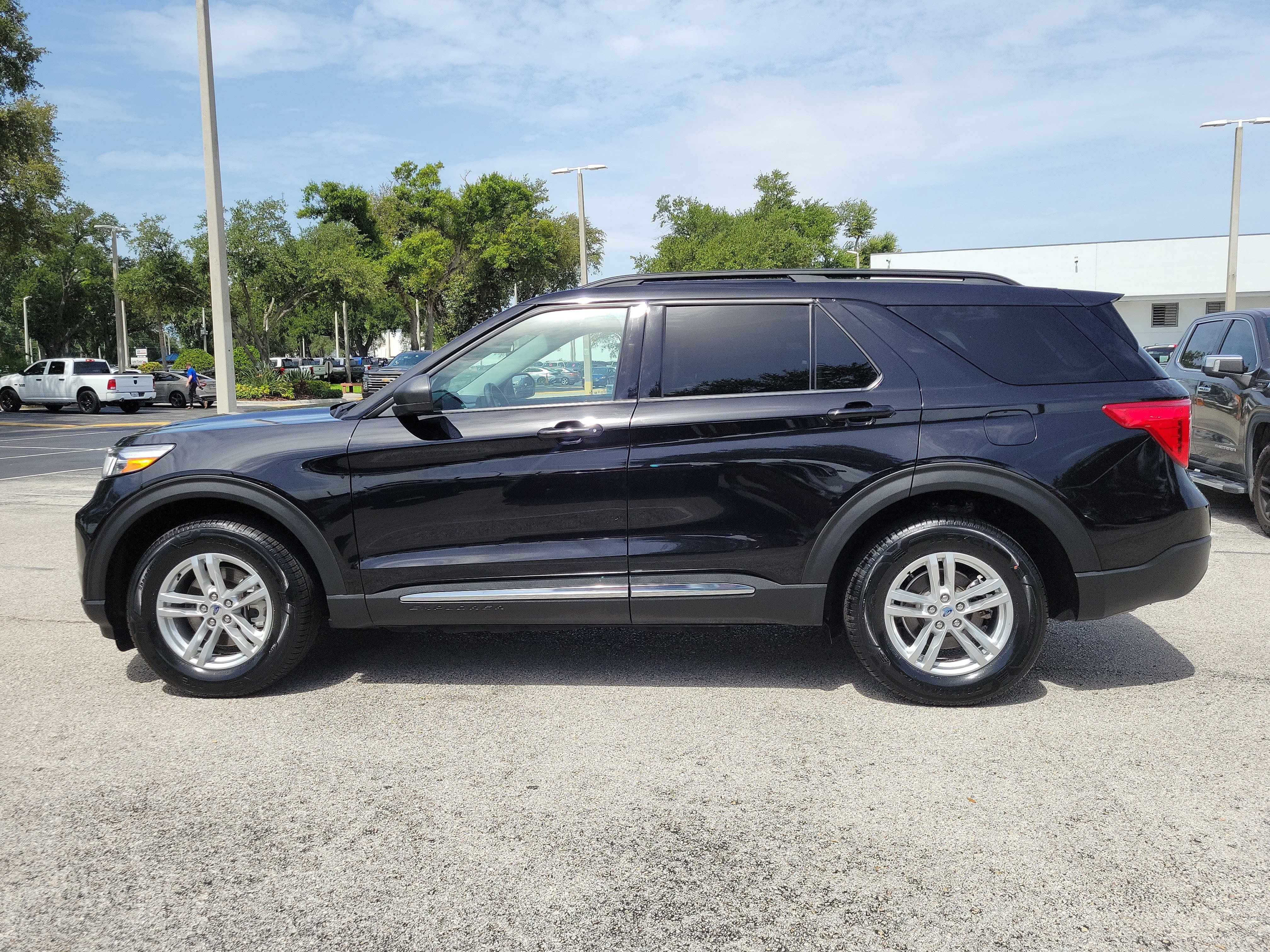 Certified 2023 Ford Explorer XLT w/ Equipment Group 202A AWD/4WD image 6