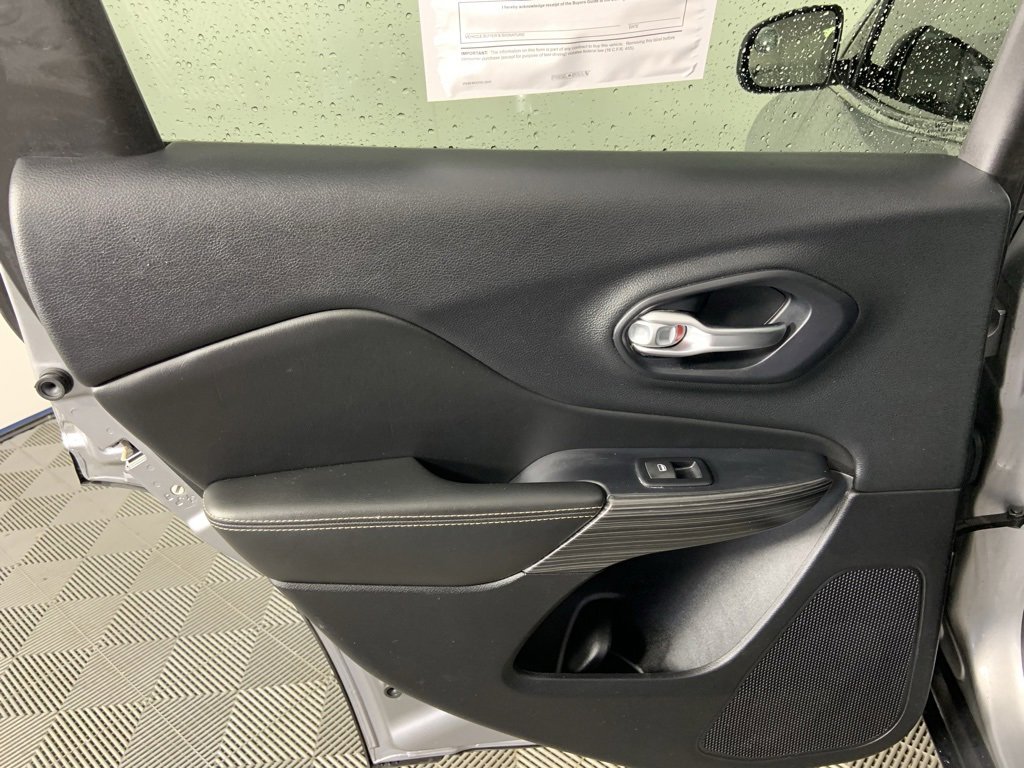 Used 2016 Jeep Cherokee Limited image 25