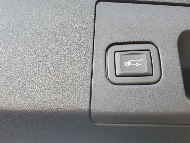 Certified 2022 Cadillac XT4 Premium Luxury w/ Safety Alert Package FWD image 27