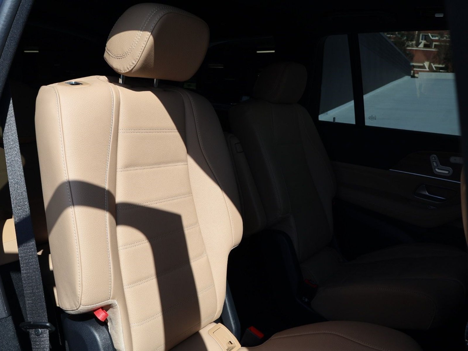 Used 2025 Mercedes-Benz GLS 580 4MATIC image 23