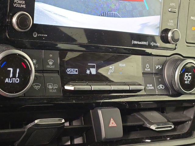 Used 2021 Toyota Highlander XLE AWD/4WD image 20