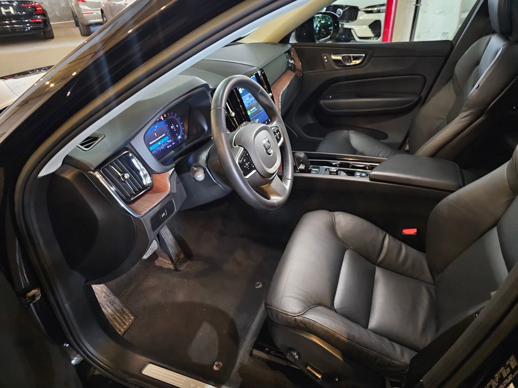 Certified 2023 Volvo XC60 B5 Plus AWD/4WD image 18