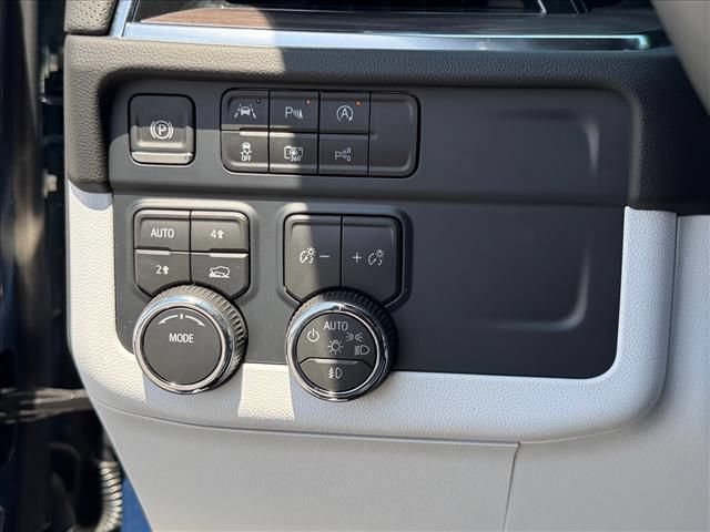 Certified 2025 Chevrolet Suburban Premier AWD/4WD image 16