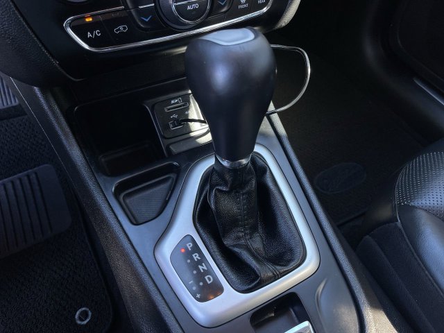 Used 2017 Jeep Cherokee Overland w/ Technology Group FWD image 16