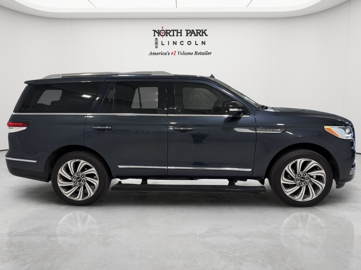 Used 2022 Lincoln Navigator 2WD image 6