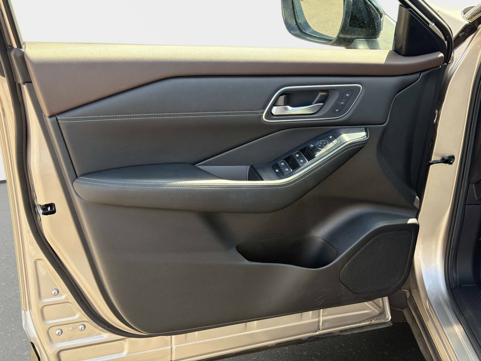 Used 2023 Nissan Rogue Platinum w/ Platinum Premium Package FWD image 16