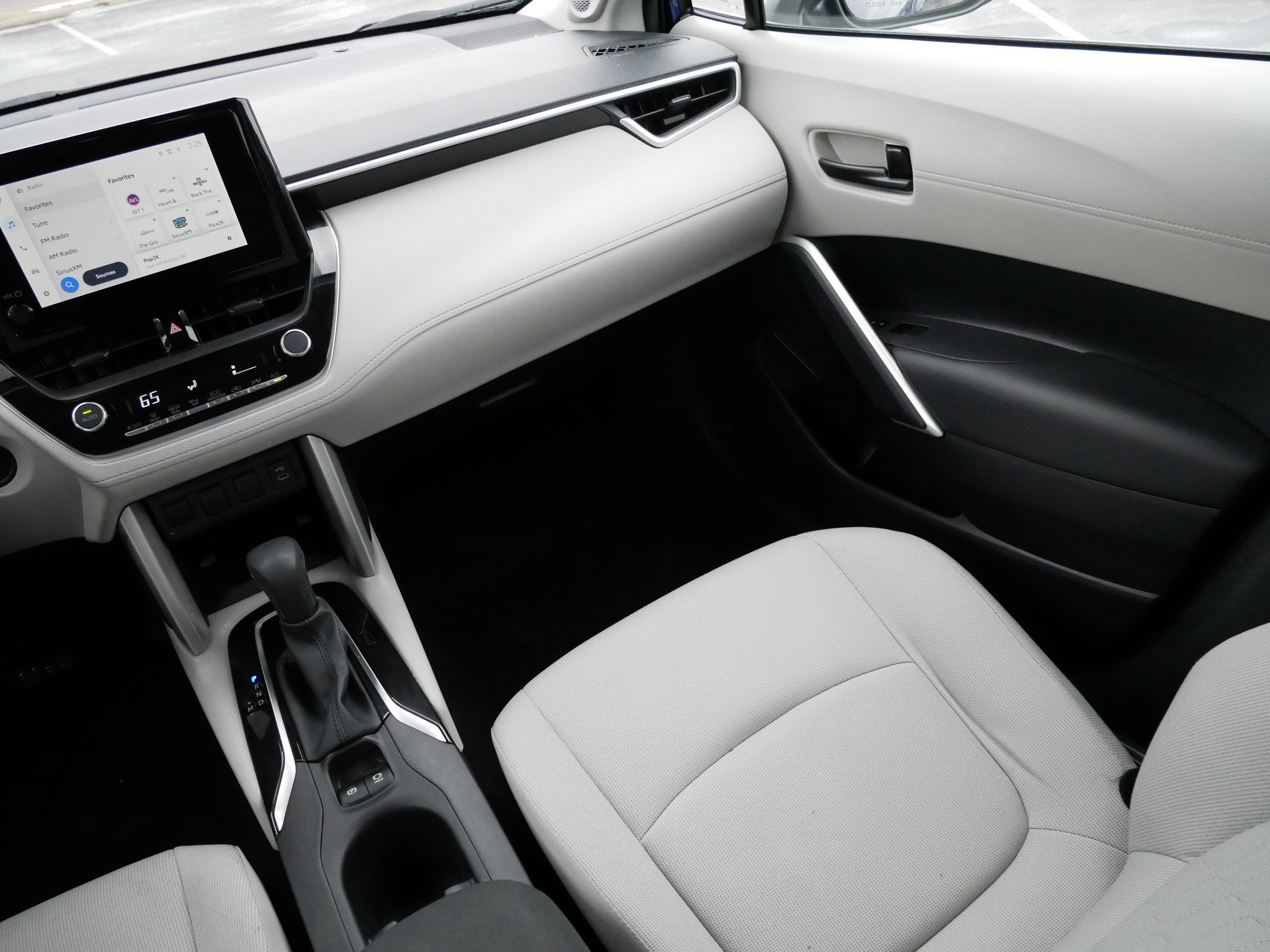 Certified 2024 Toyota Corolla Cross LE image 11