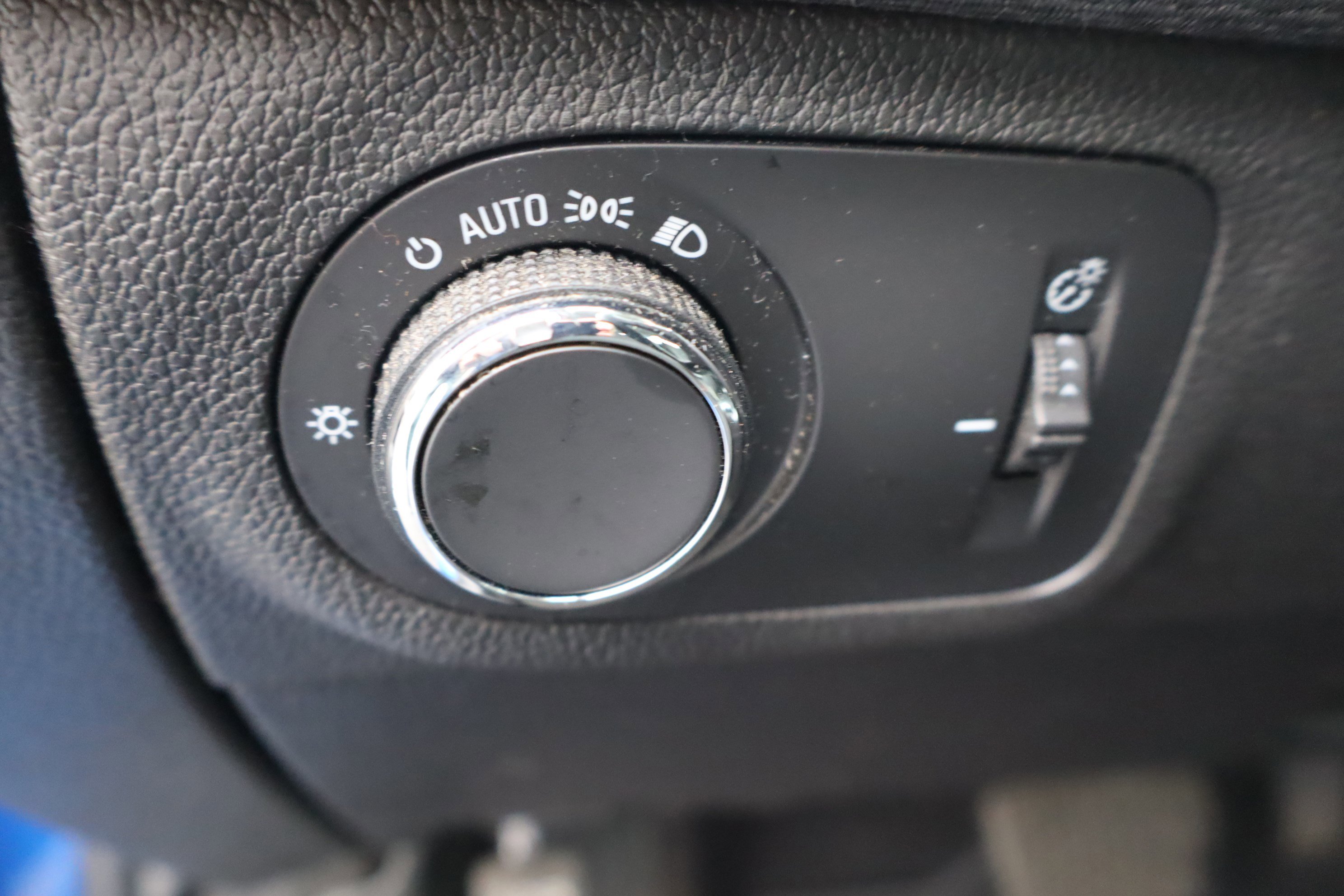 Used 2018 Chevrolet Cruze LT w/ Convenience Package image 18