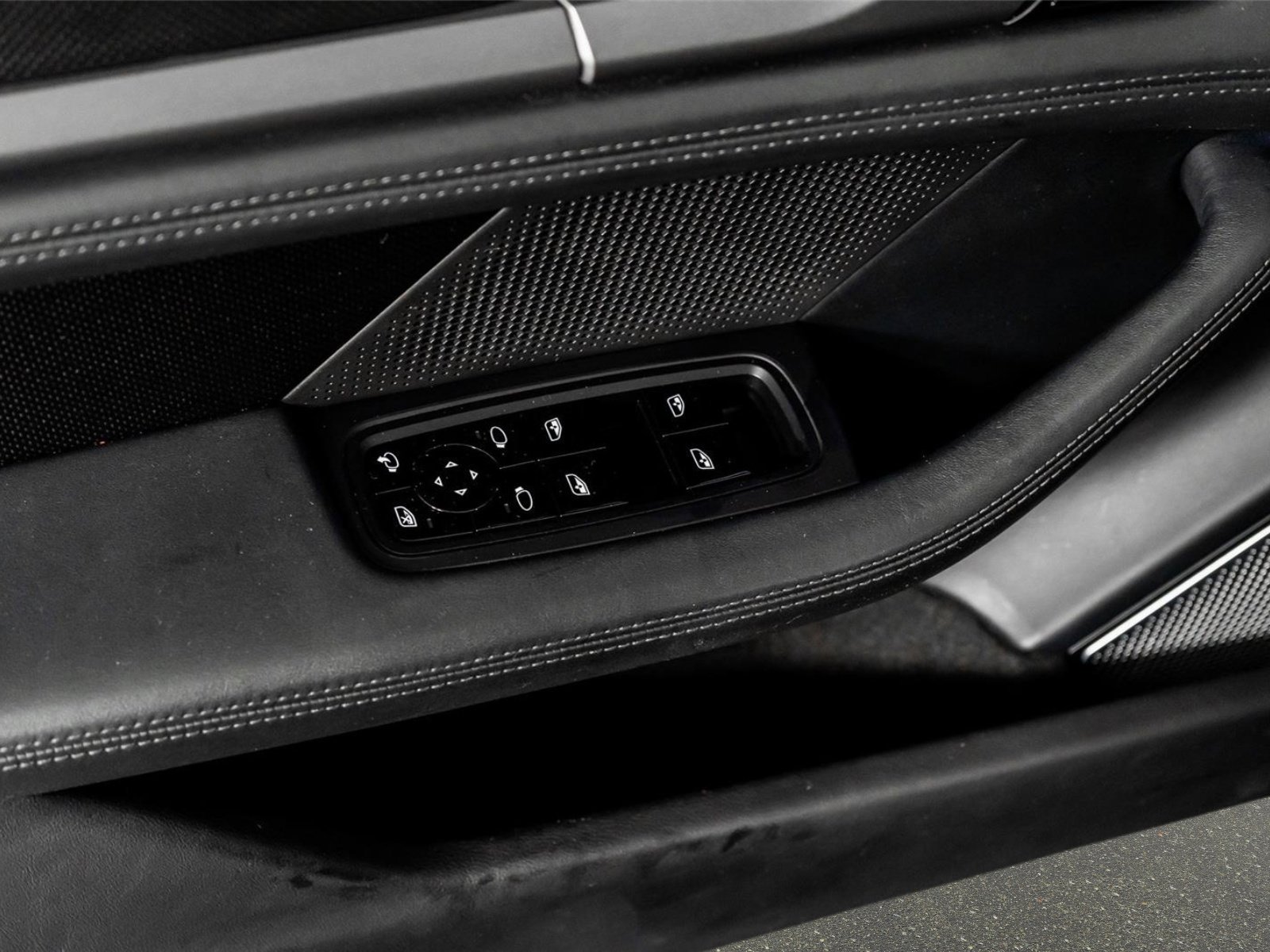 Used 2020 Porsche Taycan Turbo S w/ Premium Package image 40