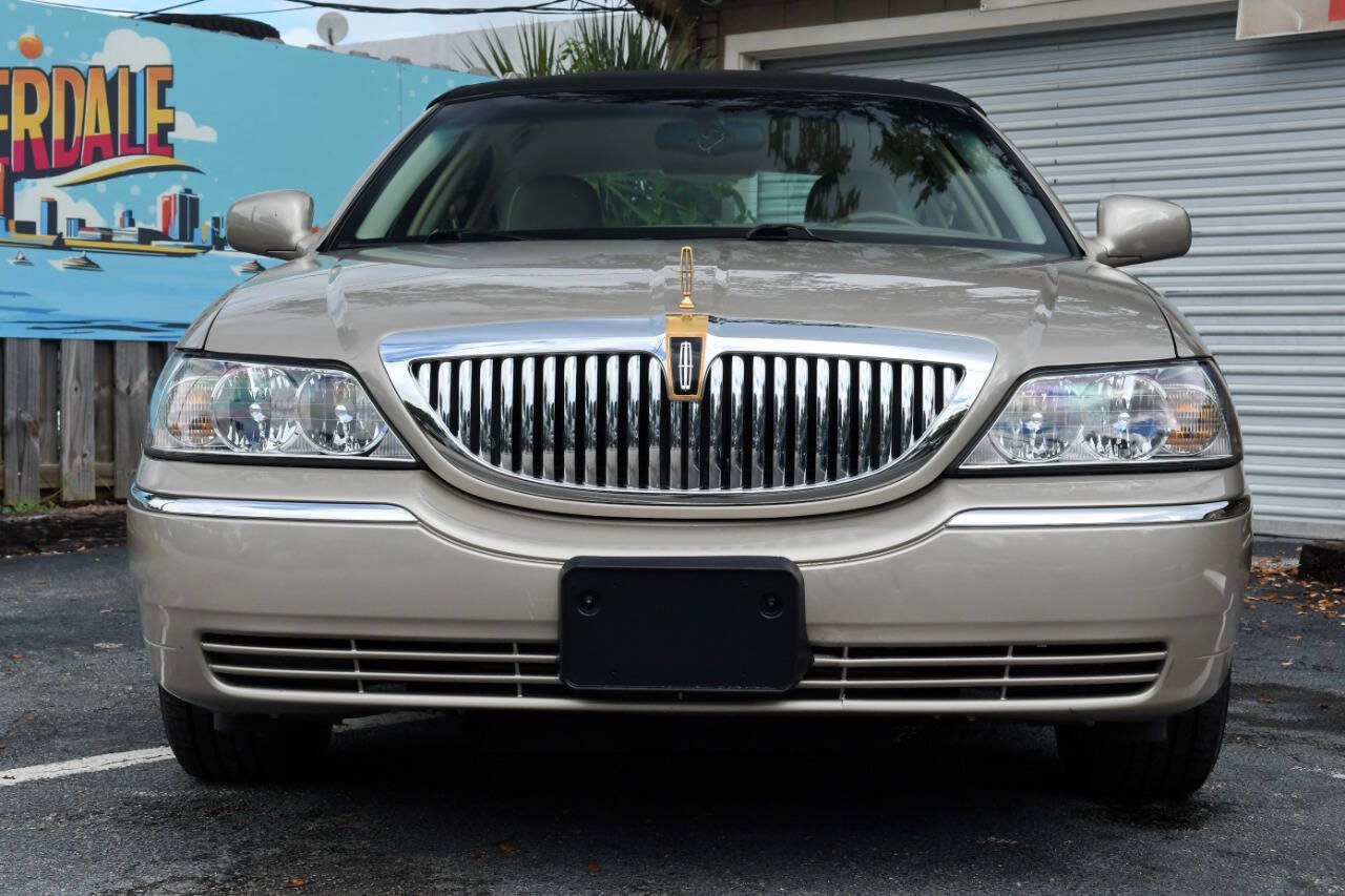 Used 2005 Lincoln Town Car Signature RWD image 4