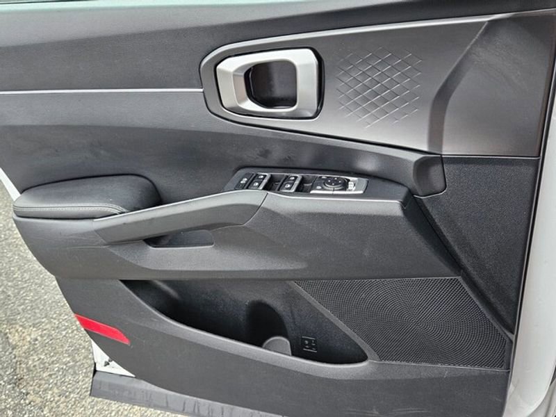 Used 2023 Kia Sorento LX image 30