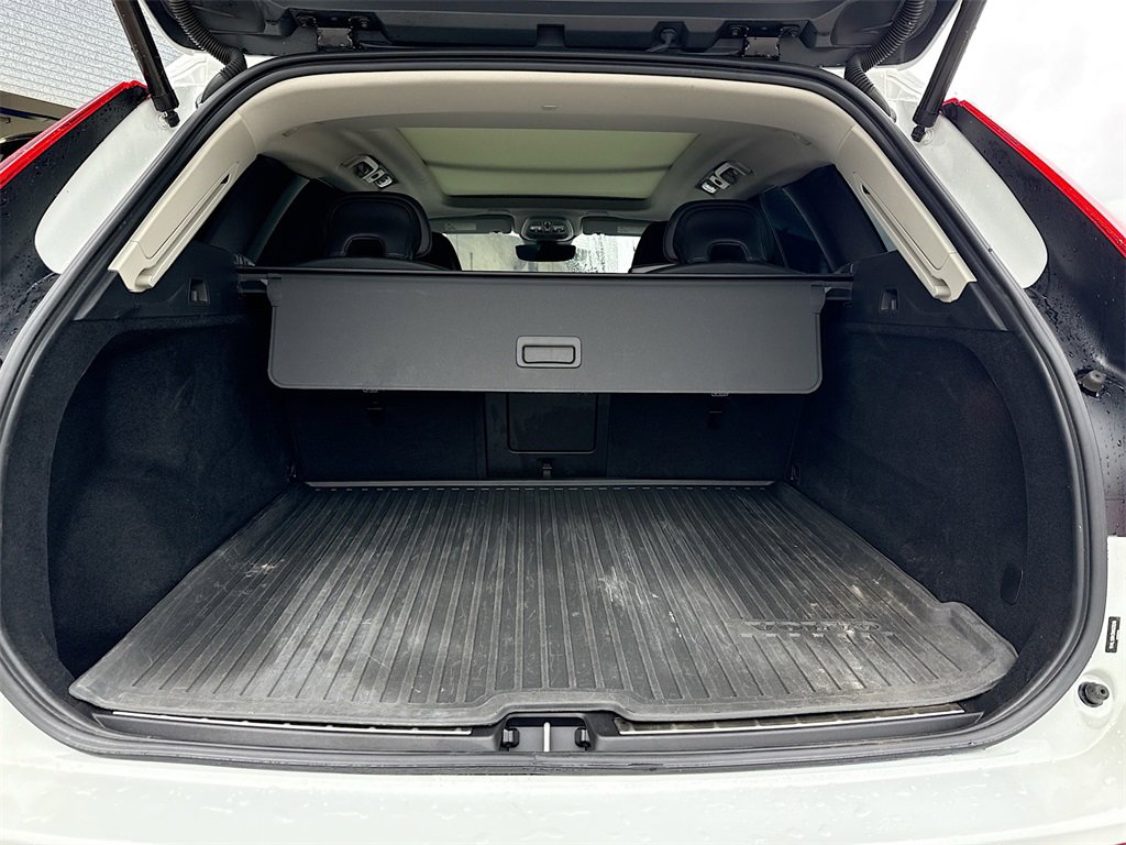 Used 2022 Volvo XC60 B5 Momentum image 30