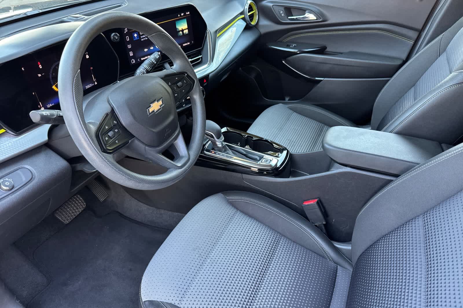 Used 2025 Chevrolet Trax LT FWD image 11