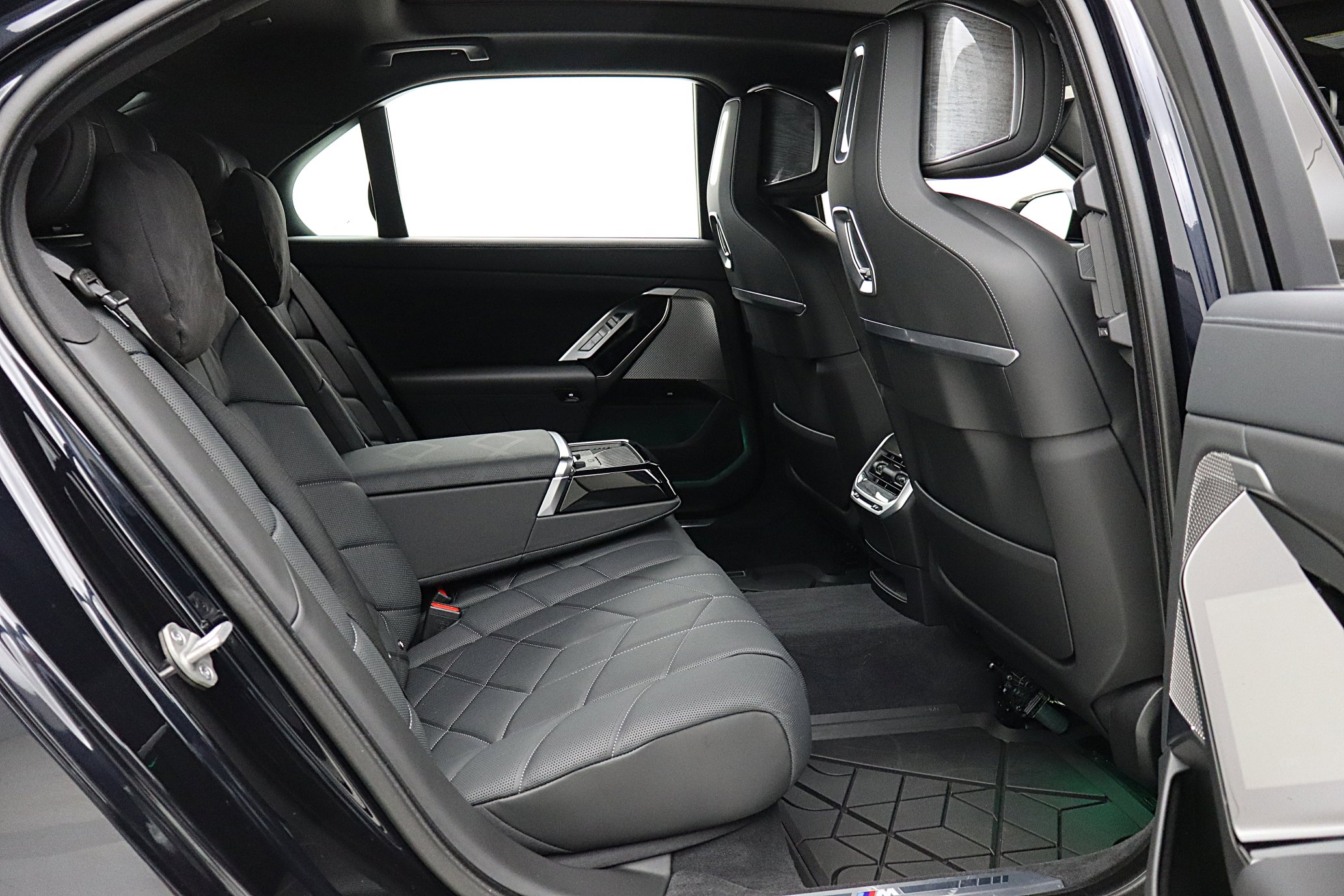 Used 2023 BMW i7 xDrive60 image 34