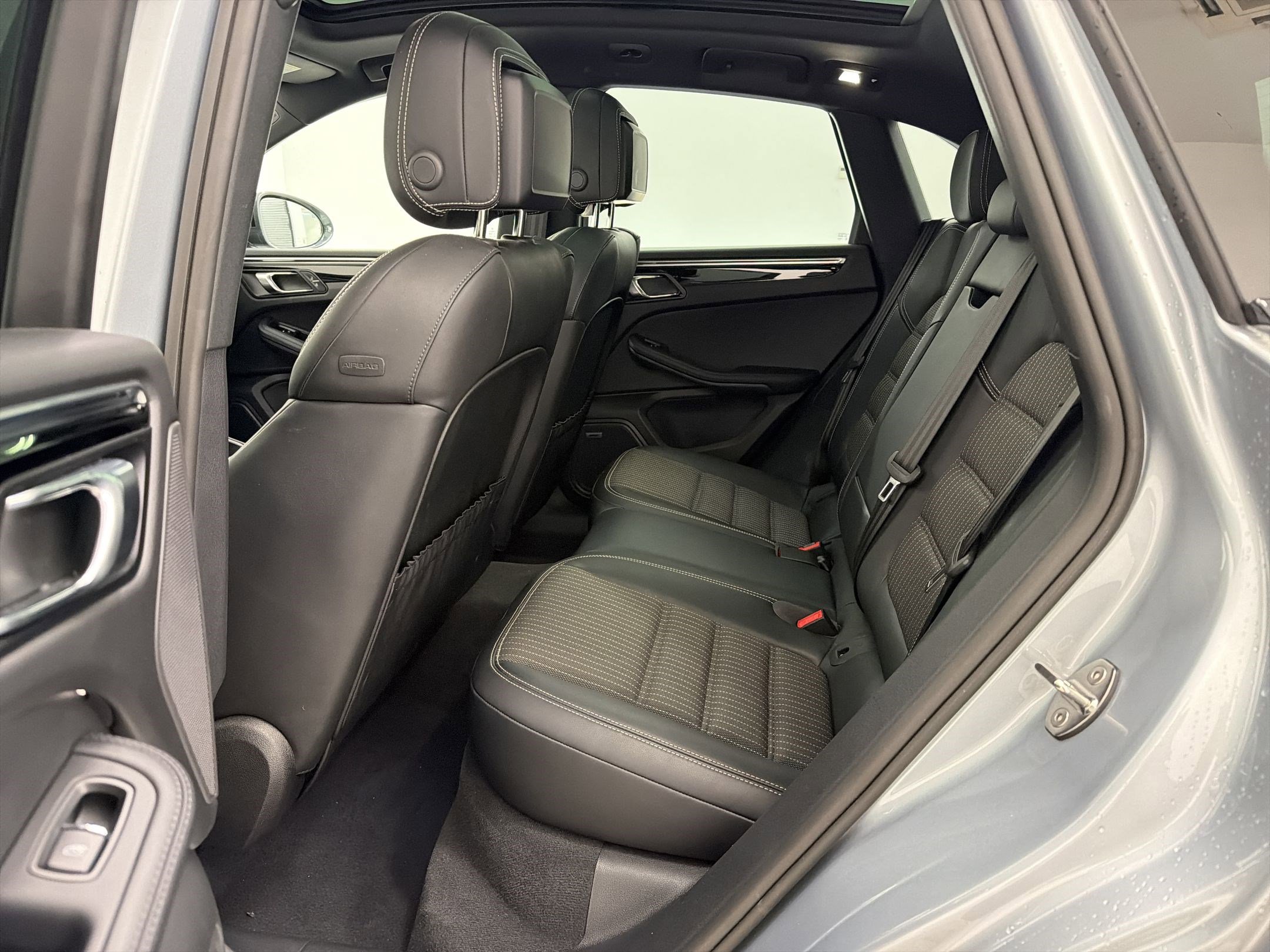 Used 2025 Porsche Macan AWD/4WD image 14