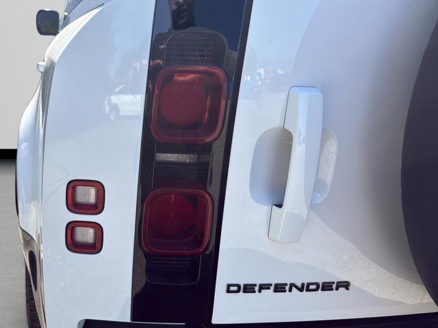 Used 2024 Land Rover Defender 130 X-Dynamic SE AWD/4WD image 32