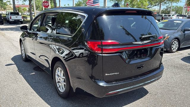 Used 2024 Chrysler Pacifica Touring-L image 5