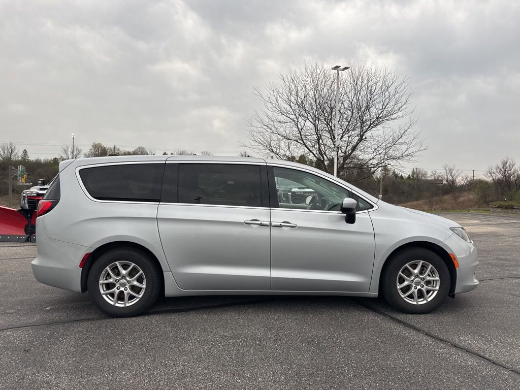 Used 2024 Chrysler Voyager LX image 3