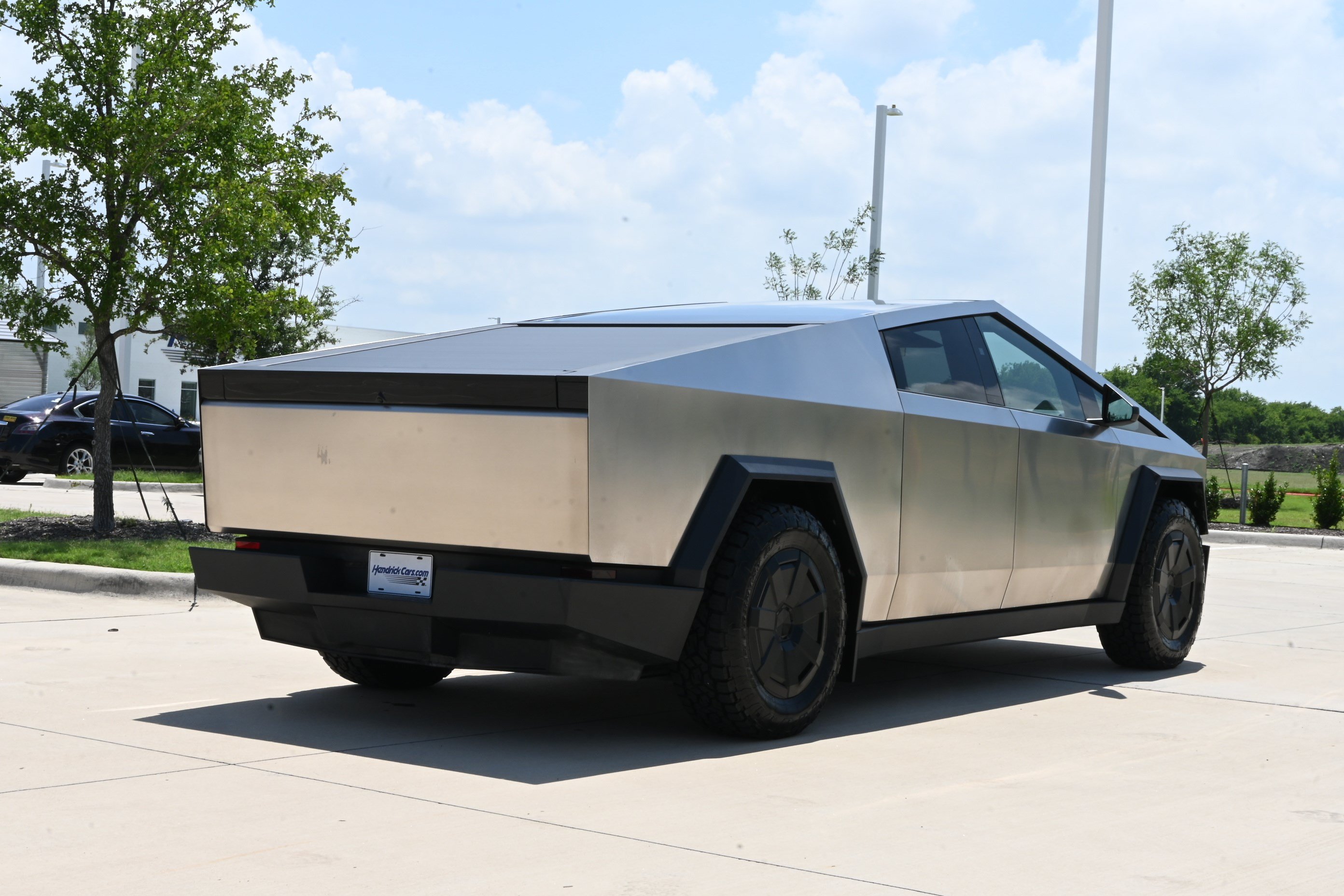 Used 2025 Tesla Cybertruck AWD Crew Cab image 9