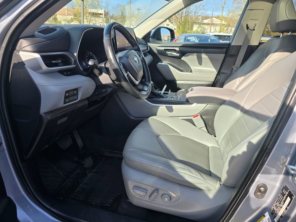 Used 2023 Toyota Highlander XLE AWD/4WD image 15