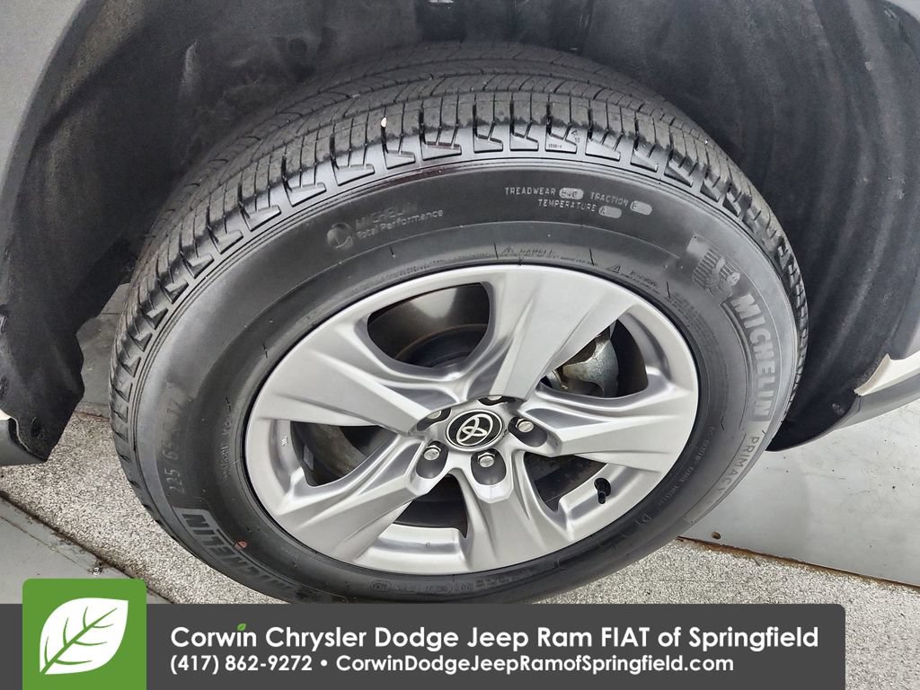 Used 2025 Toyota RAV4 XLE AWD/4WD image 32