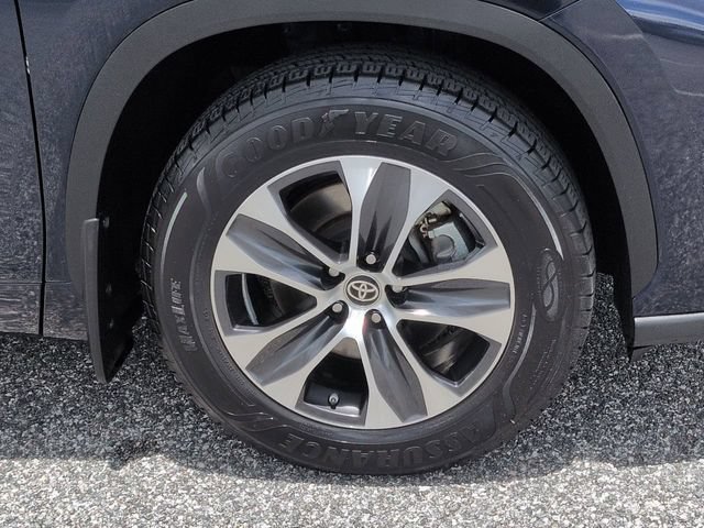 Used 2022 Toyota Highlander XLE AWD/4WD image 11
