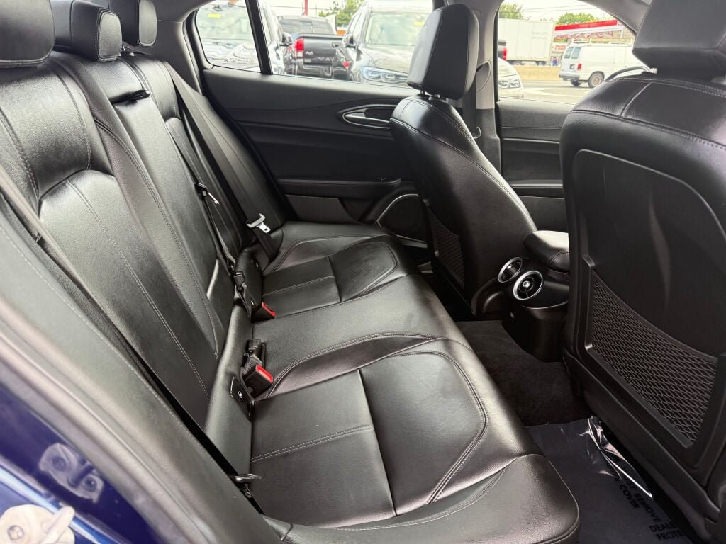 Used 2020 Alfa Romeo Giulia AWD image 27
