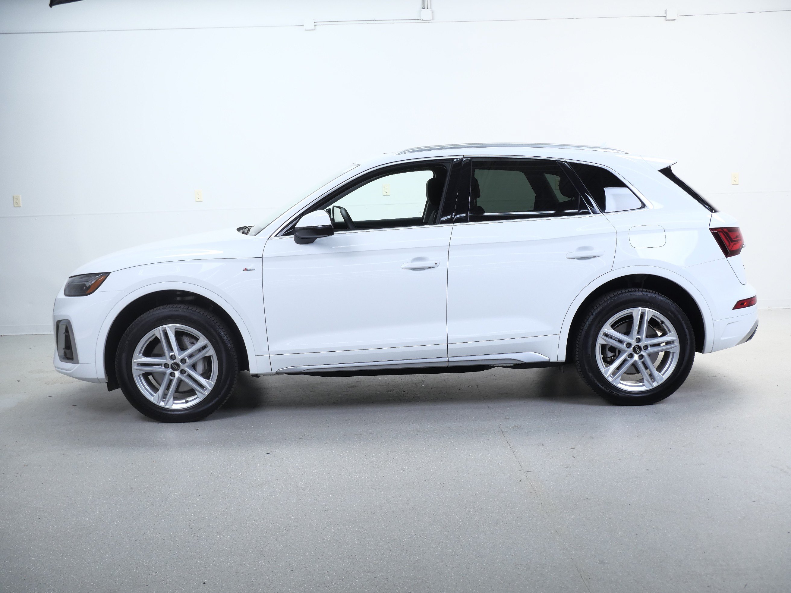 Used 2023 Audi Q5 e Premium w/ Convenience Package AWD/4WD image 10