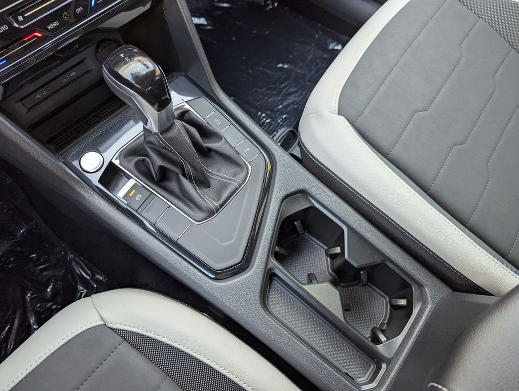 Used 2025 Volkswagen Taos SE w/ Panoramic Sunroof Package FWD image 13