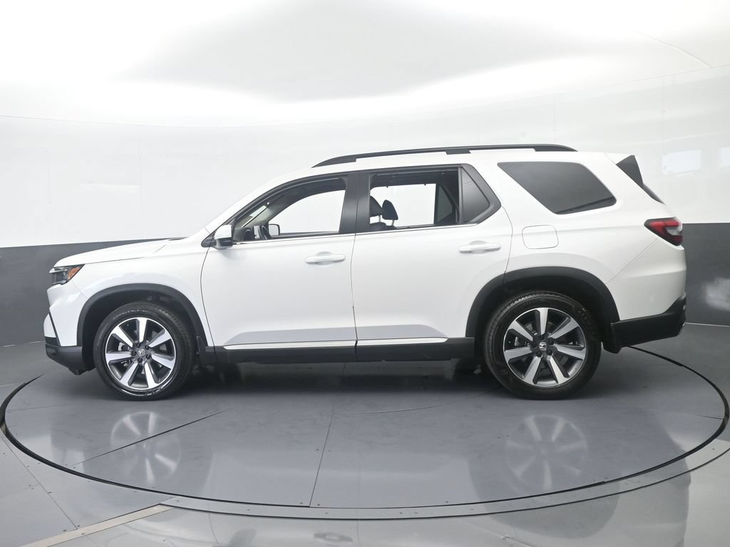 Used 2025 Honda Pilot Touring image 3
