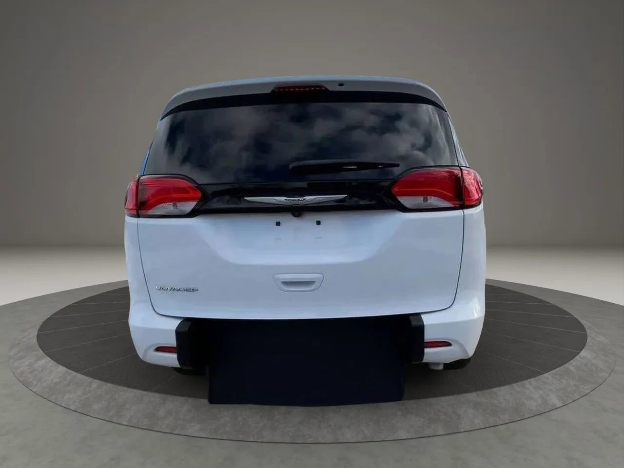 Used 2023 Chrysler Voyager LX FWD image 4