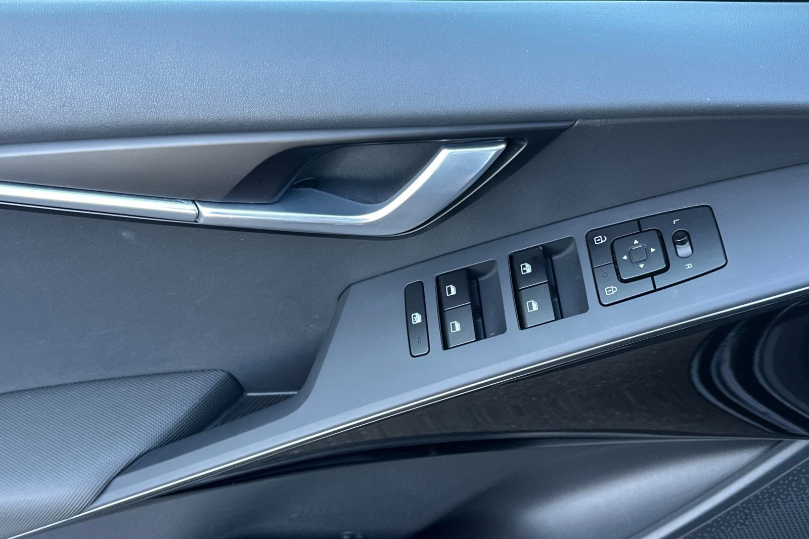 Used 2023 Kia Niro EX image 11