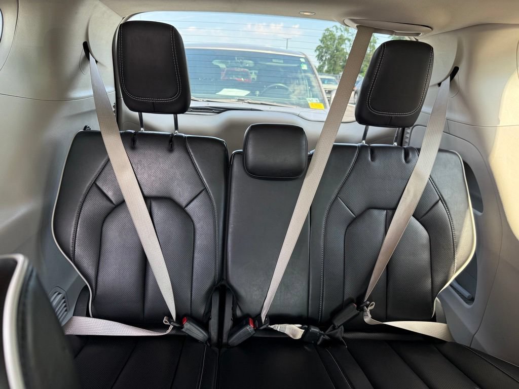Used 2024 Chrysler Pacifica Limited FWD image 13