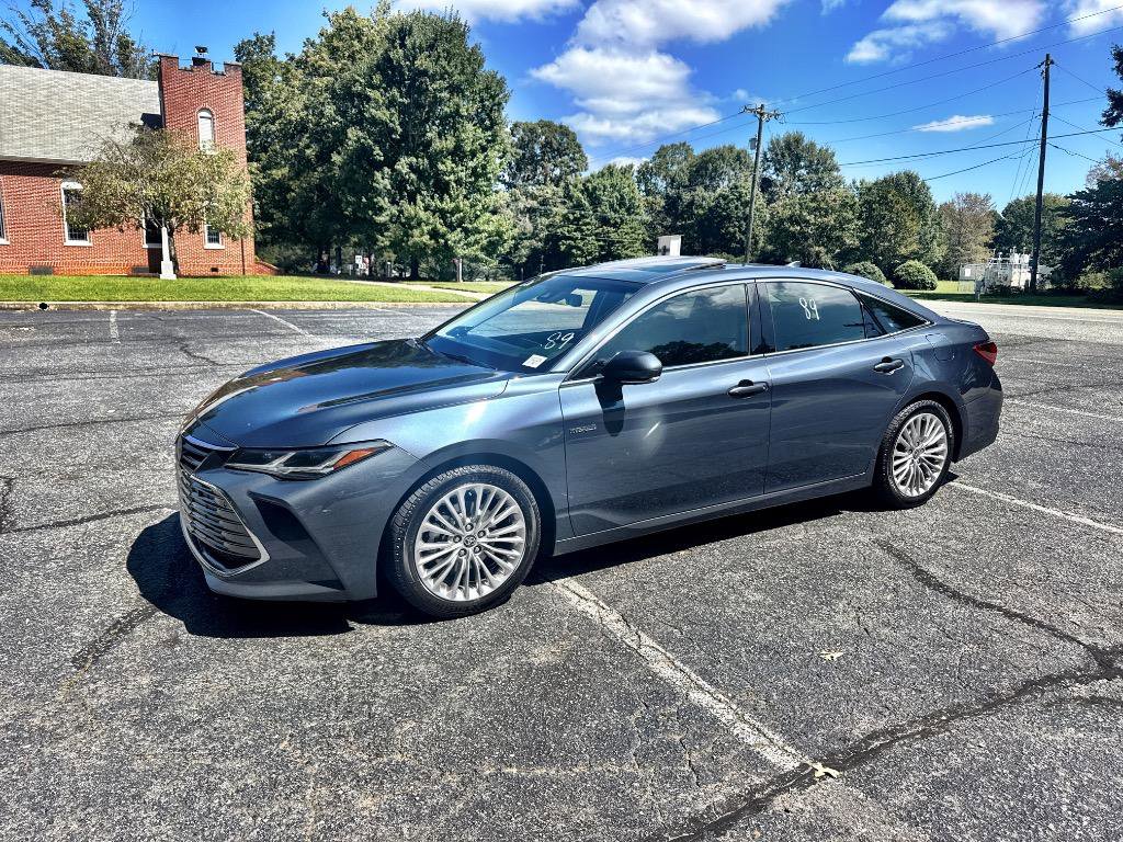 Used 2020 Toyota Avalon Limited image 3